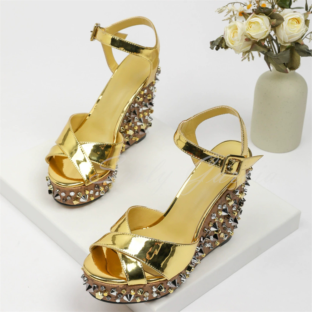 Women'S Shoes Trendy - صنادل نسائية بكعب ويدج مزينة بمسامير